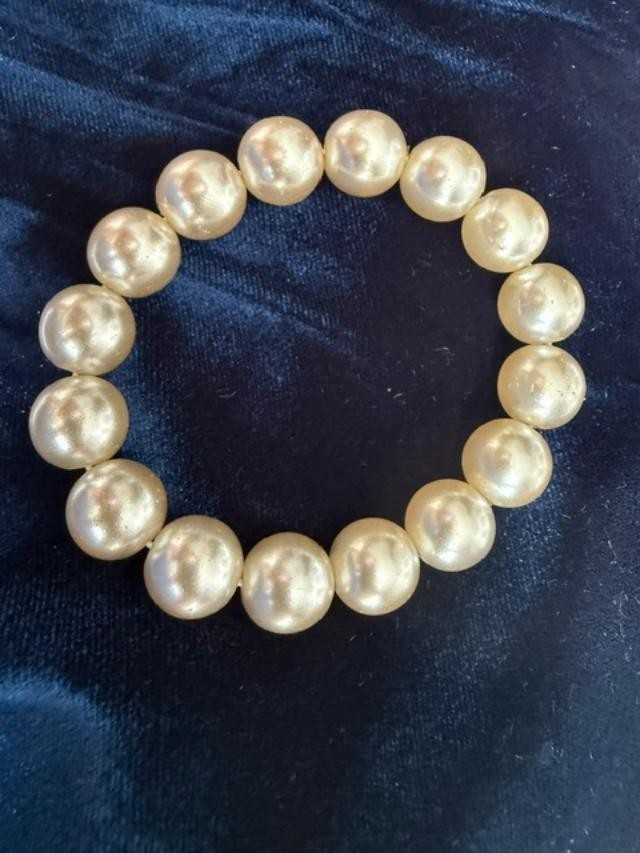 VINTAGE LARGE FAUX PEARL STRETCH BEADED BRACELET