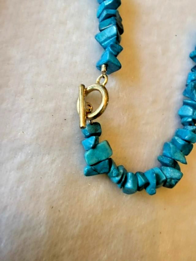 Vintage Blue Dyed Howlite Magnesite Chip Stone Necklace 19" Gold Tone Clasp