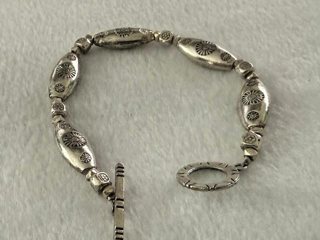 Silver Tone Embossed Floral Oval Bead Toggle Bracelet 7 Inch