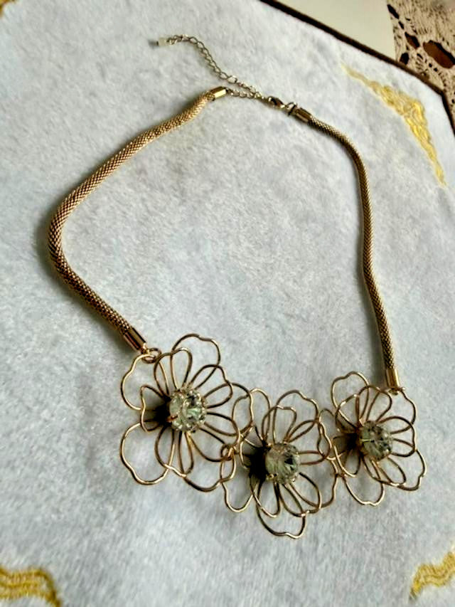 Avon SHB Gold Tone Rhinestone Wire Flower Mesh Necklace 22"