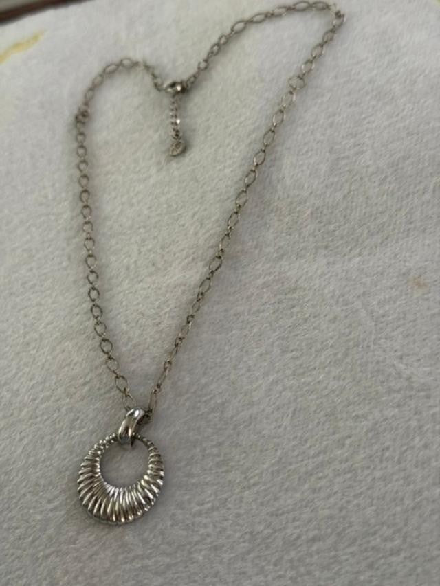Axcess Liz Claiborne Silver Tone Ribbed Circle Pendant Necklace 18”