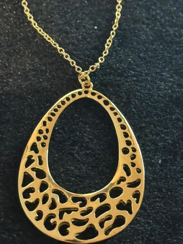 Avon NWT Gold Tone Openwork Teardrop Pendant Necklace 28–31”