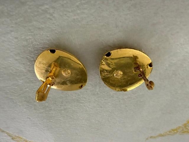 Vintage Gold Tone Hammered Disc Clip On Earrings 1.75" Modernist Unmarked
