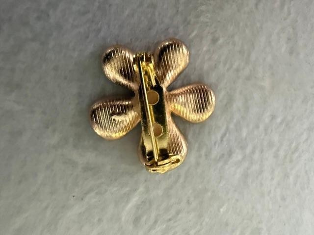 New Never Worn Rhinestone Flower Brooch Gold Tone Pin 1 Inch