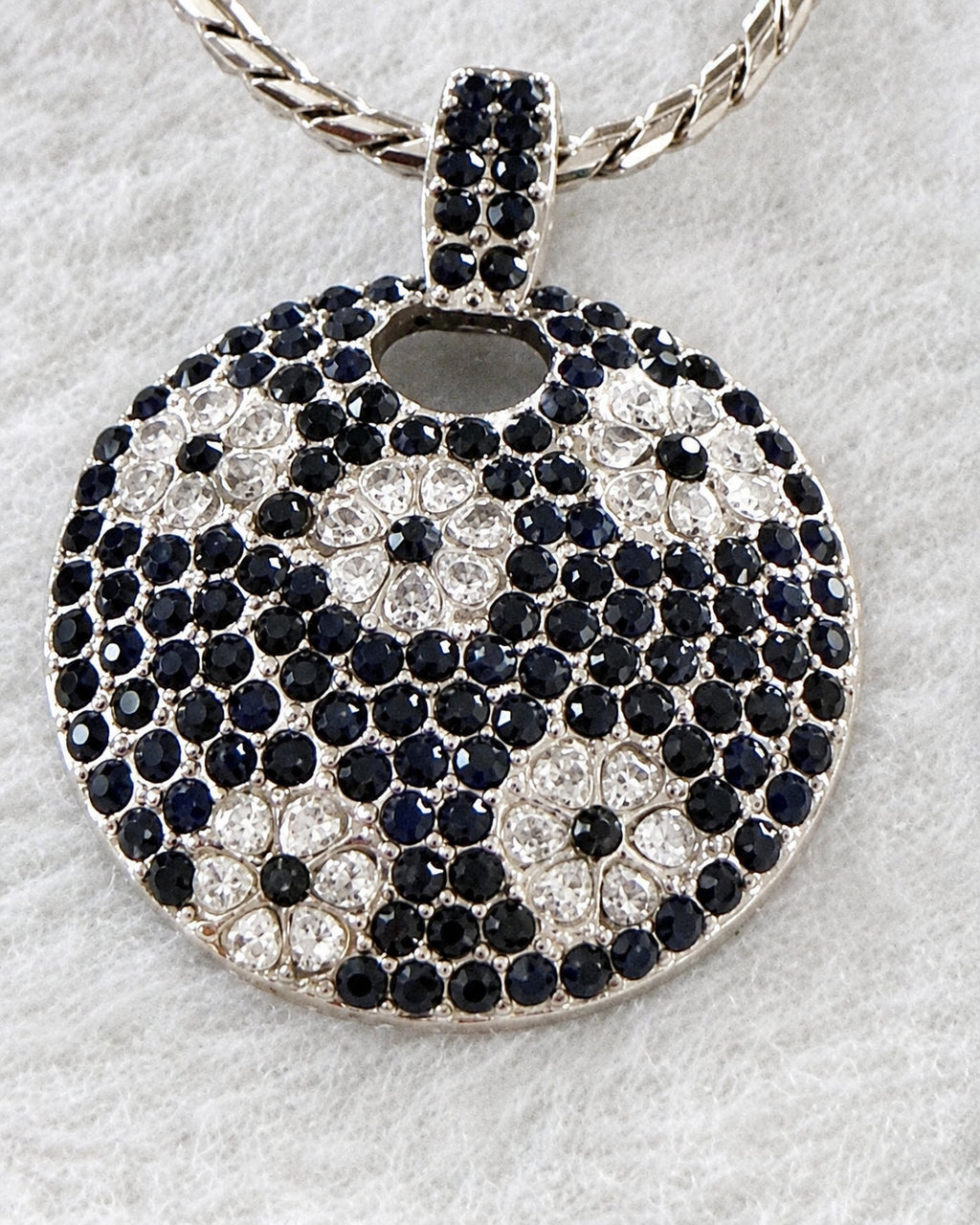 Black Clear Rhinestone Floral Round Pendant Silver Tone Necklace 17 Inch