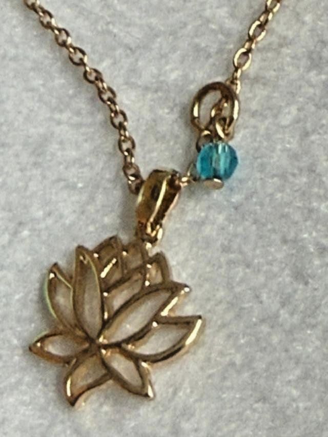 Avon Gold Tone Openwork Lotus Flower Pendant Necklace Blue Bead NWT 20"