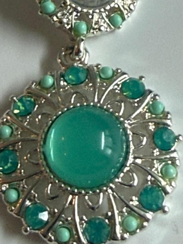 Avon SHB Steele Magnolias Long Green Cabochon Pendant Necklace 33