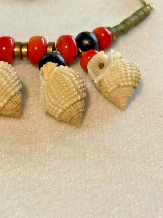 Vintage Natural Shell Red Black Bead Gold Tone Choker Necklace 16”