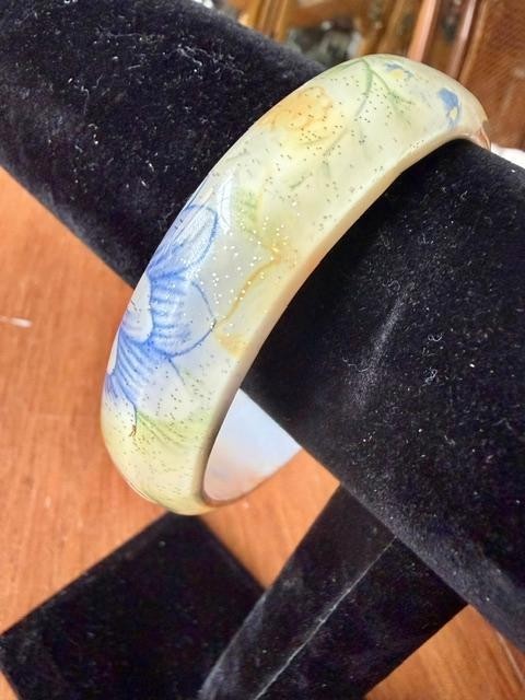 Vintage 1970s Floral Glitter Lucite Bangle Bracelet Blue Yellow 1.25" Wide
