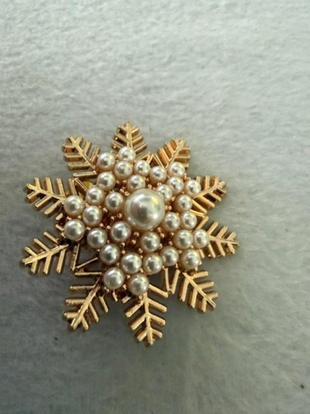 New Never Worn Faux Pearl Snowflake Brooch Gold Tone Pin 1.5 Inch