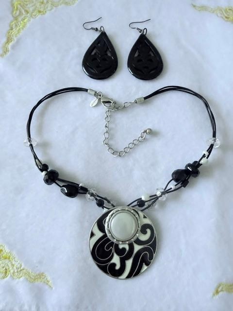 Chico's Black White Enamel Pendant Necklace & Earrings Set 18" Statement