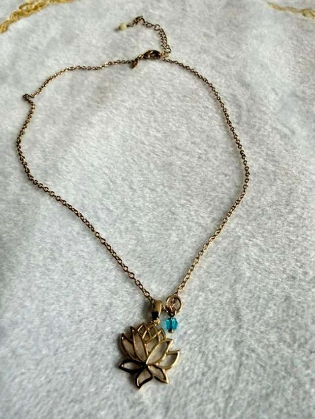 Avon Gold Tone Openwork Lotus Flower Pendant Necklace Blue Bead NWT 20"