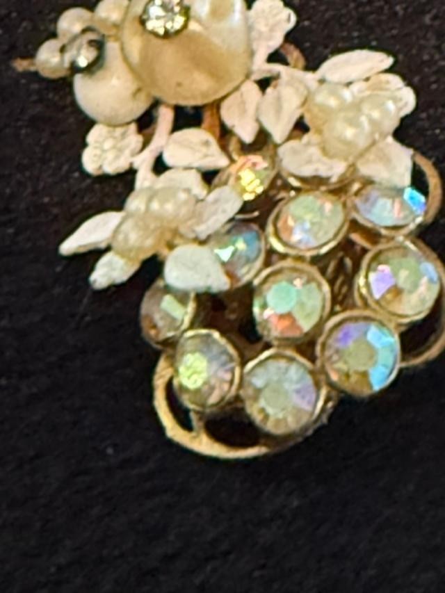 Vtg  Gold Tone Molded Faux Pearls Rhinestones Cluster Flower Pin Brooch MCM