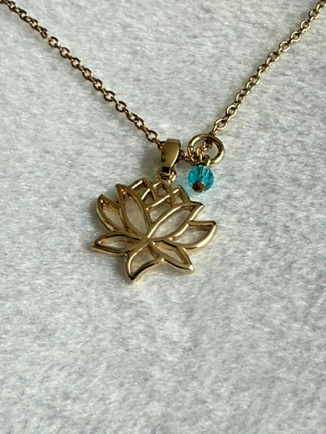 Avon Gold Tone Openwork Lotus Flower Pendant Necklace Blue Bead NWT 20"