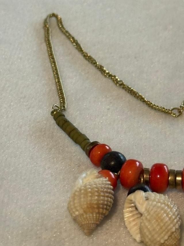 Vintage Natural Shell Red Black Bead Gold Tone Choker Necklace 16”