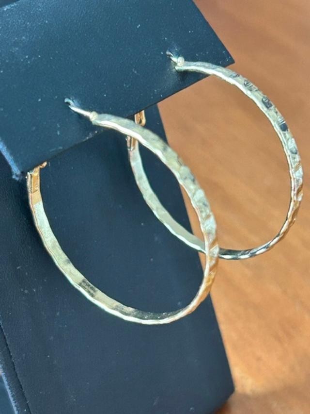 Large 1.5 Goldr-Tone Hammered Oval Hoop Earrings Hinged Closure