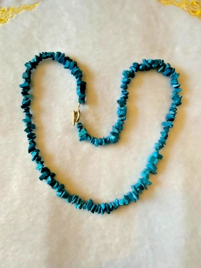 Vintage Blue Dyed Howlite Magnesite Chip Stone Necklace 19" Gold Tone Clasp