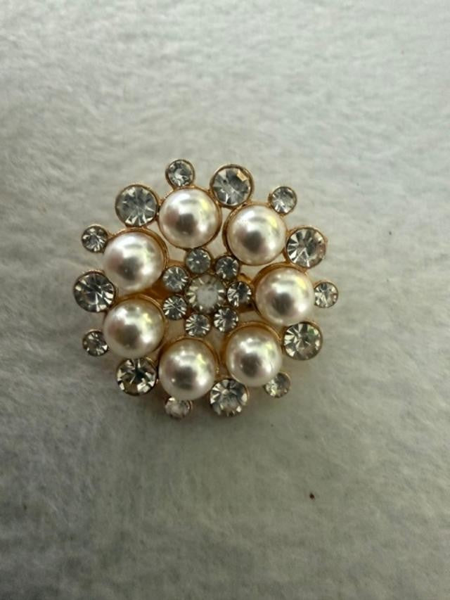 New Never Worn Faux Pearl Rhinestone Cluster Brooch Gold Tone Pin 1 Inch