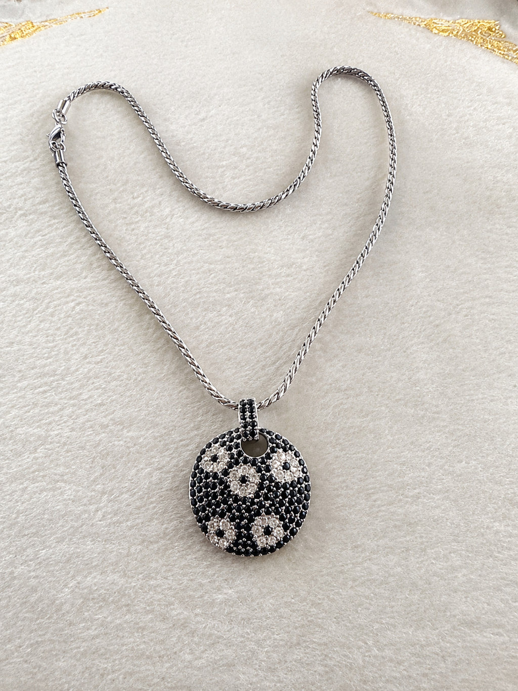 Black Clear Rhinestone Floral Round Pendant Silver Tone Necklace 17 Inch