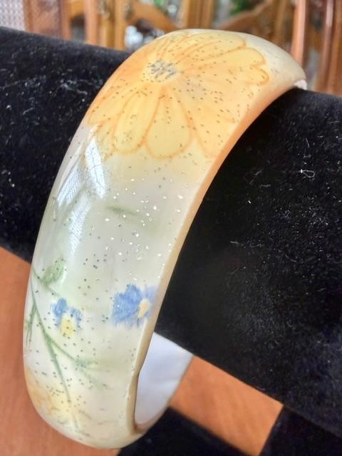 Vintage 1970s Floral Glitter Lucite Bangle Bracelet Blue Yellow 1.25" Wide